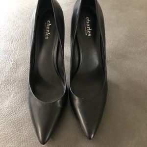 Black pumps